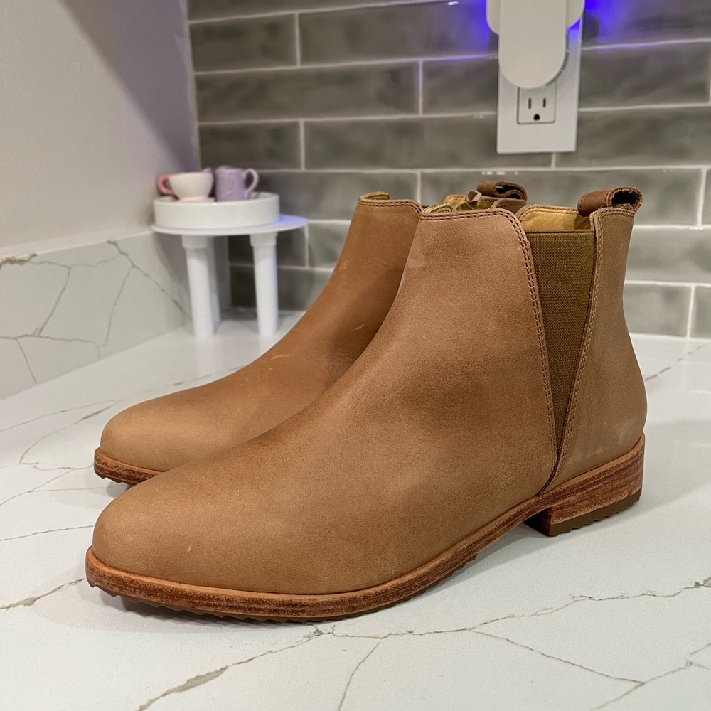 Nisolo Eva Everyday Chelsea Boot. Women’s size 8. Color Beige - Picture 2 of 9